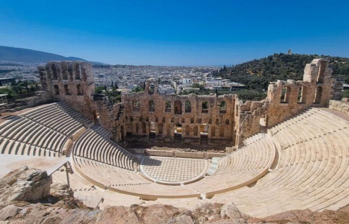 Un famoso cantante griego hospitalizado tras sufrir un derrame cerebral durante un concierto en un teatro antiguo