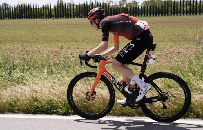 La improbable travesía de Francia en bicicleta de Thymen Arensman, presentada durante una noche por Romain Bardet