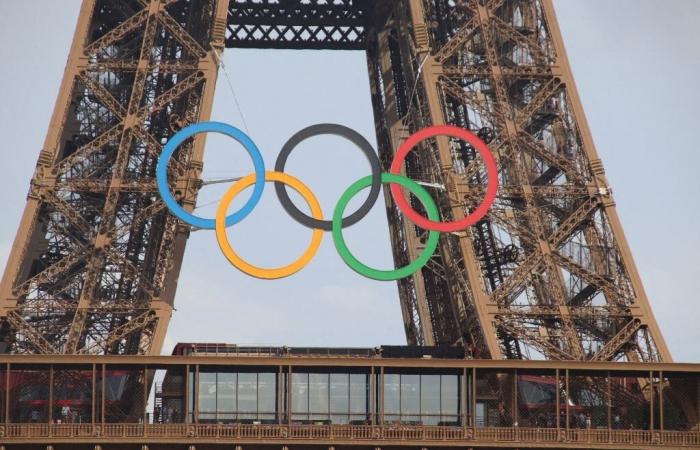 Símbolo de los Juegos Olímpicos de París 2024, los anillos olímpicos fueron bajados de la Torre Eiffel