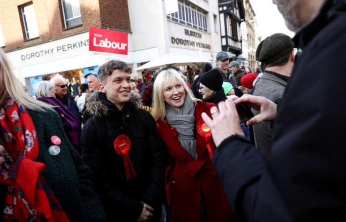 En Reino Unido, un diputado abandona el Partido Laborista para protestar contra el escándalo de los regalos recibidos por Keir Starmer