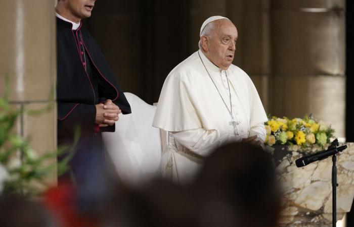 En Bruselas, el Papa Francisco realiza una visita sorpresa a las personas sin hogar e indocumentados