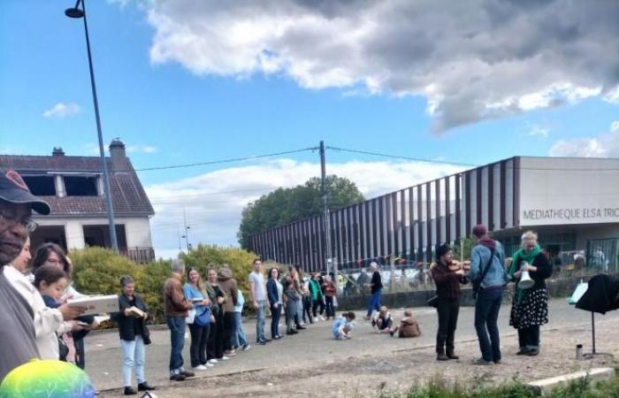 Cerca de Ruán. Una feliz cadena humana para trasladar los libros a una nueva mediateca