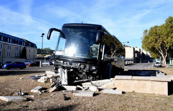 Espectacular accidente en el centro de la ciudad de Carcassonne, un autobús termina su recorrido en la fuente