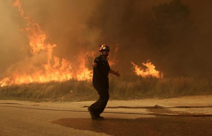 Incendio forestal “difícil de controlar” en Grecia cerca de Corinto, pueblo evacuado