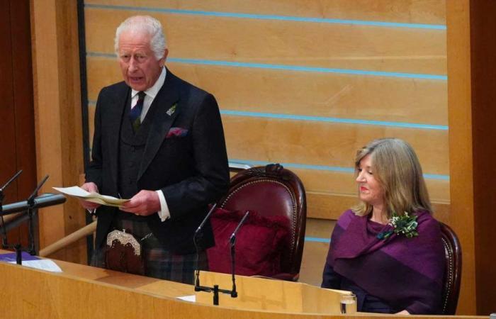 El rey Carlos III celebra los 25 años del Parlamento escocés