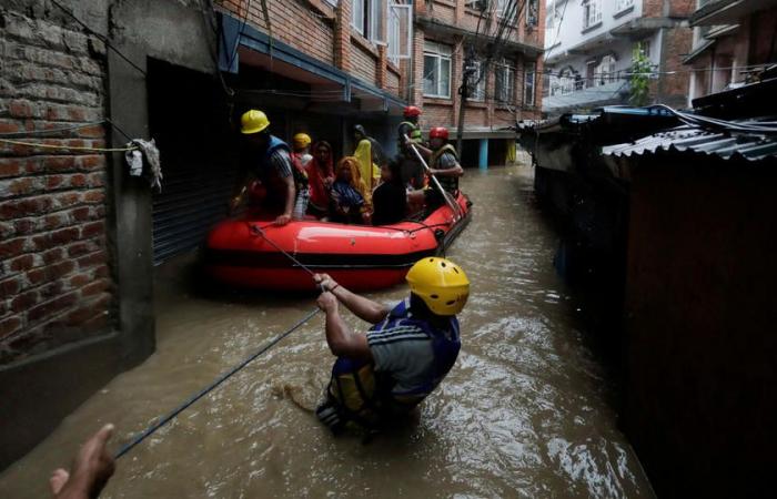 Al menos 101 muertos y 64 desaparecidos en terribles inundaciones y deslizamientos de tierra (vídeo)