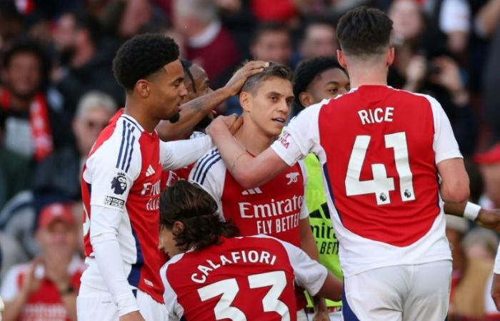 Arsenal aplasta 4-2 al Leicester en el último minuto y remonta al Manchester City