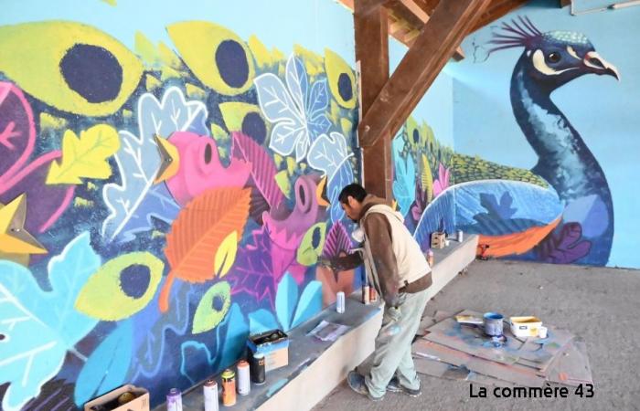 Pintores en edificios en el Festival de teñido