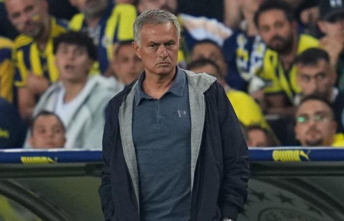 Mourinho amonestado por mostrar cámara lenta en su ordenador ante la cámara