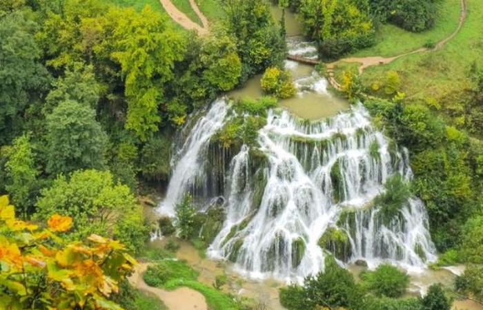 este fotógrafo nos sorprende al capturar esta rugiente cascada en el Jura