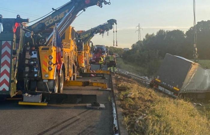 Un coche atropella a un camión en la A6, el espectacular accidente no deja heridos