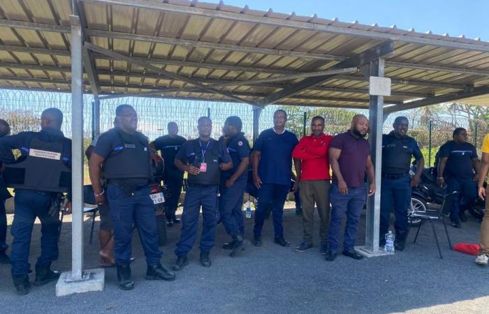 Tras la toma de rehenes, los guardias de la prisión de Majicavo ejercen su derecho de retirada