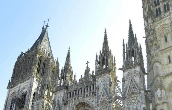 Alarma de incendio en la Catedral de Rouen. Los bomberos acuden en gran número por una falsa alarma