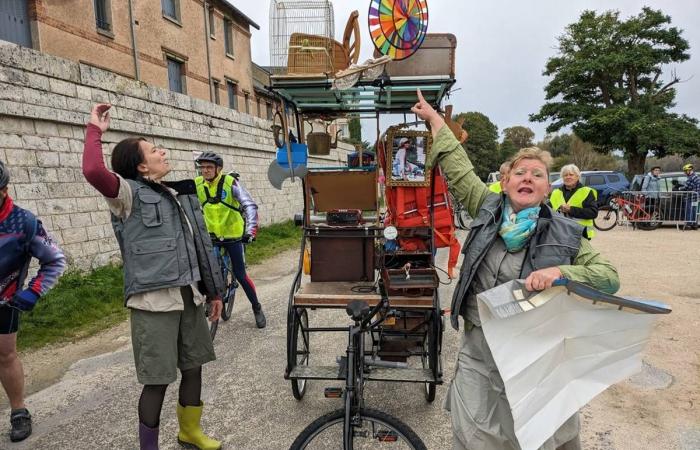 Dos actrices del grupo Salopettes protagonizan un paseo en bicicleta siguiendo los pasos de Petit Pierre por Jargeau