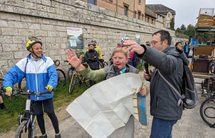 Dos actrices del grupo Salopettes protagonizan un paseo en bicicleta siguiendo los pasos de Petit Pierre por Jargeau