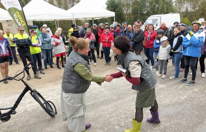 Dos actrices del grupo Salopettes protagonizan un paseo en bicicleta siguiendo los pasos de Petit Pierre por Jargeau