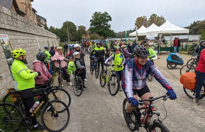 Dos actrices del grupo Salopettes protagonizan un paseo en bicicleta siguiendo los pasos de Petit Pierre por Jargeau