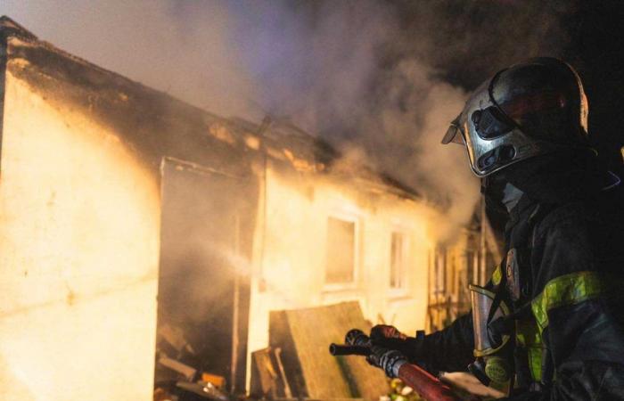 ¡Una persona atrapada en un violento incendio nocturno!