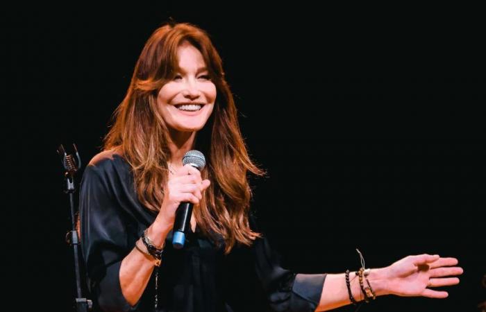 Carla Bruni presume sus piernas con un impecable abrigo en la Semana de la Moda