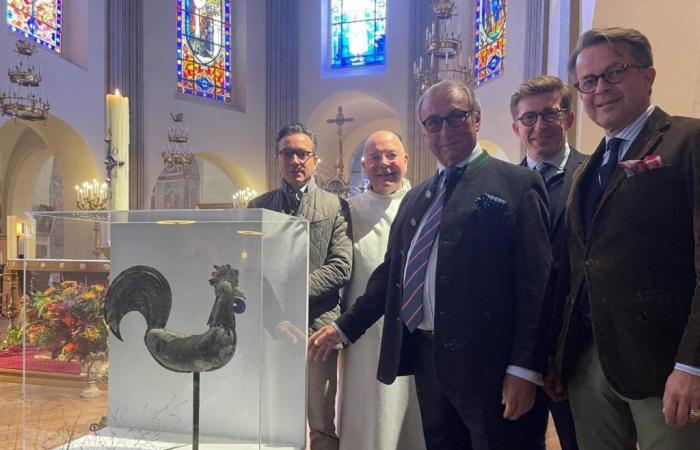 comprado en una subasta, pero finalmente regalado, el histórico gallo encontró su iglesia