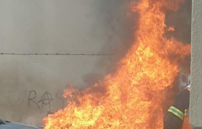 El auto golpea todo a su paso y luego se incendia en el centro de la ciudad.