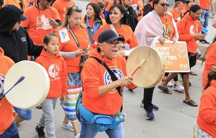 Miles de personas marchan en Winnipeg por el Día de la Camisa Naranja