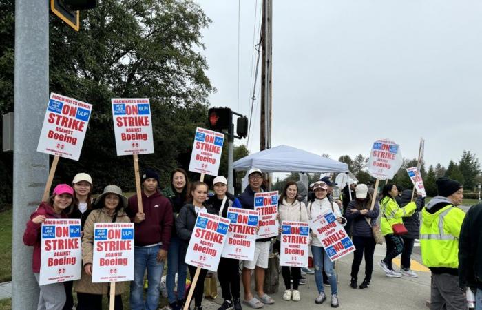 Harris y Trump hacen campaña en medio de huelgas y protestas