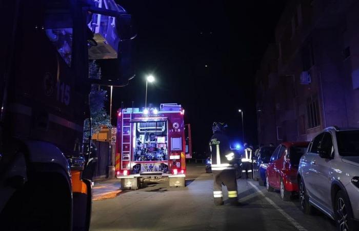 Llamas en la noche en Civitavecchia, los bomberos intervinieron en via Corradetti