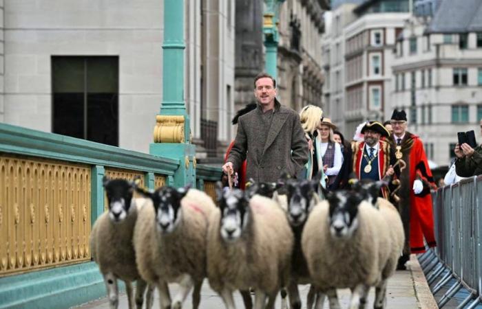 El actor Damian Lewis actúa como pastor en un puente de Londres.