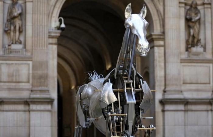 El caballo de metal de la ceremonia inaugural olímpica expuesto en el Palacio de Versalles