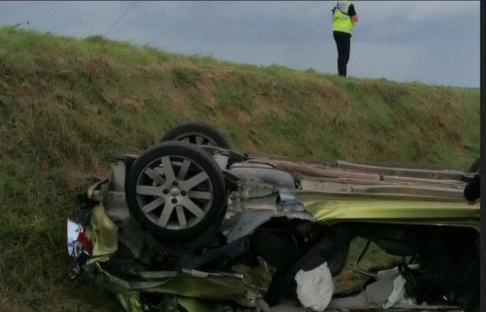 El coche de un joven de 21 años pulverizado tras un cara a cara con un camión