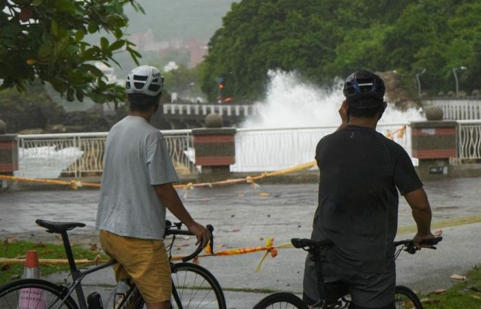 Miles de personas evacuadas a medida que se acerca el tifón Krathon