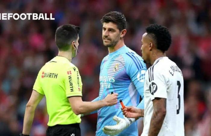 Thibaut Courtois apuntado durante el derbi