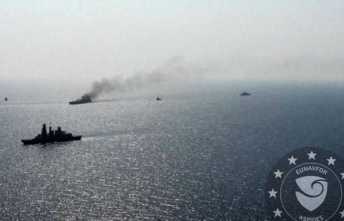 Dos barcos impactados en ataques frente a Yemen