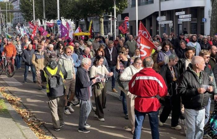 Cientos de personas marchan por las calles de Lorient.