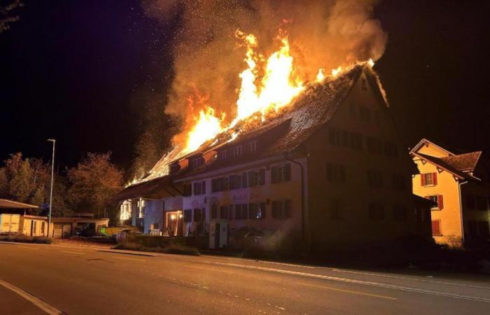 Antigua posada en Schleitheim SH completamente destruida tras un incendio