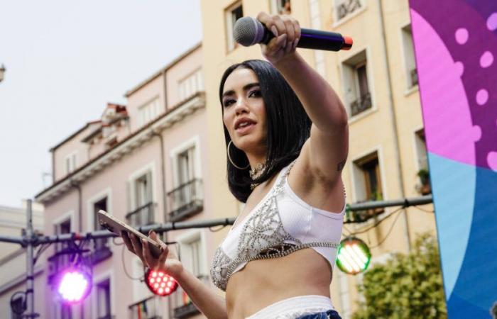 En Argentina, la estrella del pop Lali declara la guerra al presidente Milei en su fenómeno clip “Fanático” – Libération