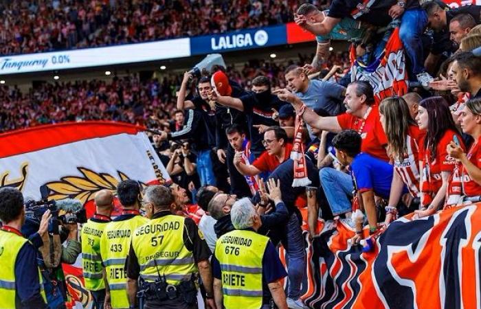 El Atlético suspende ‘de por vida’ a un aficionado que lanzó proyectiles durante el derbi contra la Real