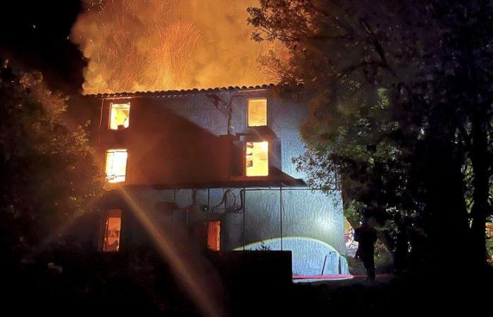 Casa desocupada destruida por un sospechoso incendio nocturno