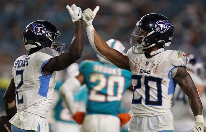 Los Titans obtienen la primera victoria de la temporada en una fea batalla contra los Dolphins