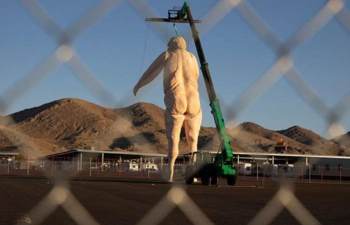 Una estatua de 13 metros de Trump desnudo instalada en Las Vegas