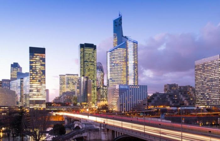 El barrio de La Défense sueña con un big bang para salir de una crisis histórica.