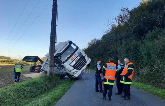 Un camión vuelca y pierde toda su carga de trigo.