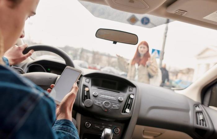 Los franceses prefieren mirar el teléfono antes que la carretera.