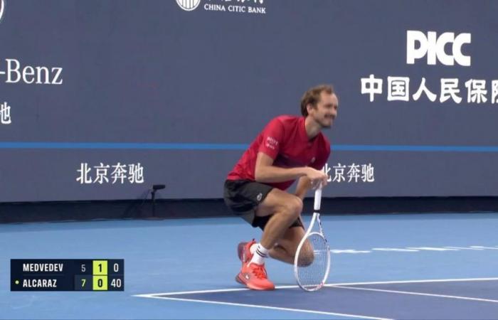 ATP Beijing – Daniil Medvedev ya no tiene la solución ante Alcaraz, pero aún tiene humor