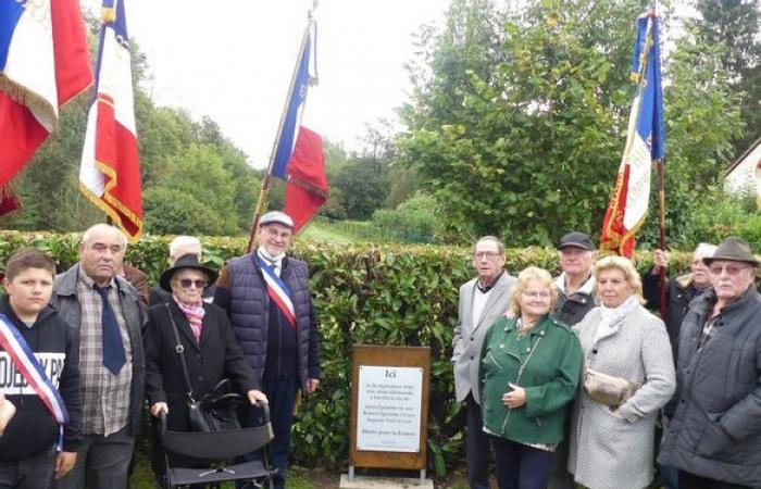 Una estela en memoria de la explosión del puente Rémalard