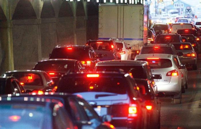 Coches térmicos, aviones… El gobierno quiere gravar más el transporte más contaminante