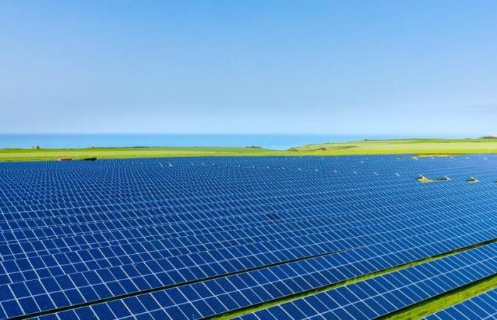 El mayor campo fotovoltaico de la metrópoli de Lyon construido sobre un antiguo vertedero