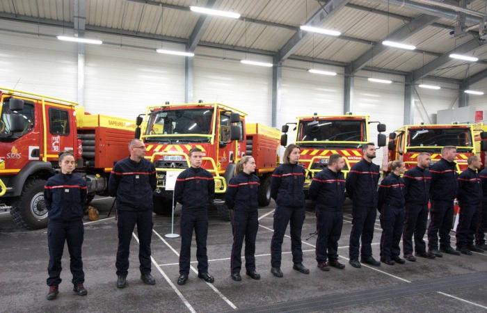 Las autoridades felicitan a los bomberos que partieron como refuerzo nacional