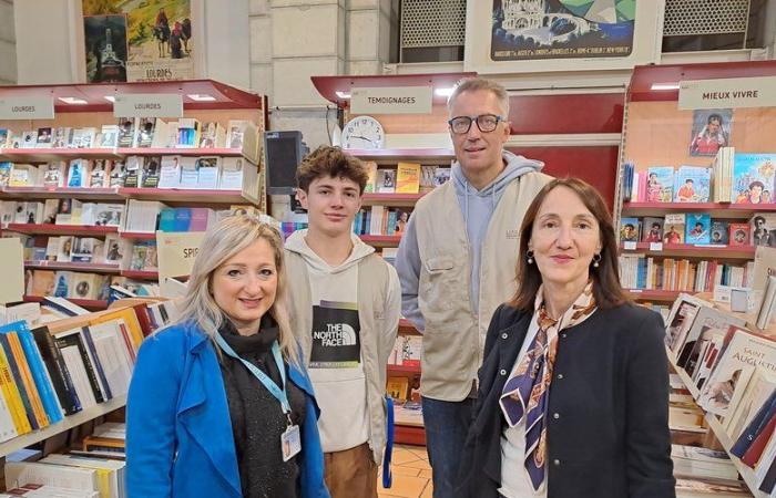 Durante la peregrinación del Rosario a Lourdes, hay avalancha de libros en la librería del Santuario